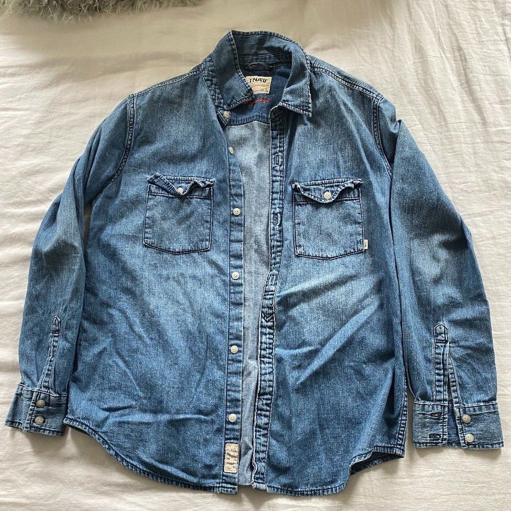 Aritzia TNA Boyfriend Fit Chambray Shirt